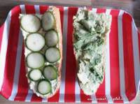 Bocadillo de aguacate , pepino y hummus