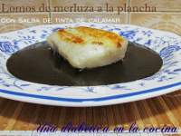   Lomos de merluza a la plancha con salsa de tinta de calamar