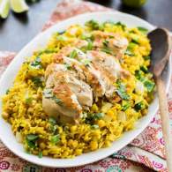 Exquisito arroz poblano con pollo, maíz y pimientos | Prepara tu también esta rica receta en casa.
