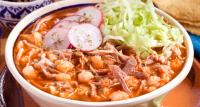 Pozole de cerdo en olla de cocción lenta | receta típica mexicana fácil de preparar