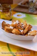 BERENJENAS FRITAS CON MIEL Y QUESO DE CABRA