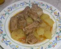   guiso de patatas con costillejas adobadas