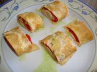   Rollitos de tortilla con espárragos y salsa de pimiento verde