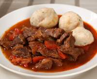   Goulash con SemmelknÃ¶del {albóndigas de pan}
