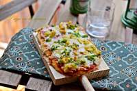   Pizza de pollo pimientos y cebolleta tierna aromatizada con Garam masala