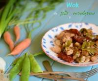 
Wok de pollo, verduras y tomates secos  