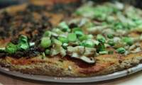   PIZZA DE ESPELTA CON SHITAKE Y AJETES.