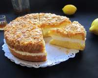   Pastel con almendra, crema de limón y nata