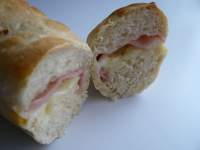   BAGUETTES RELLENAS CON JAMON YORK Y QUESO EN LONCHAS