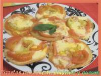   PIZZETAS CON TOMATE , PIMIENTO Y QUESOS