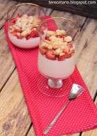   MOUSSE DE MASCARPONE CON FRESAS MACERADAS Y CRUMBLE