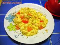   Huevos revueltos con tomate y atún