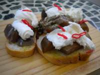   Crostini de berenjenas encurtidas y mozzarella