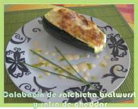   CALABACIN RELLENO DE SALCHICHA BRATWURST Y SALSA DE CHEDDAR