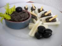   Barquitas de apio con paté de olivas de la Provenza