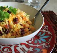   Ensalada de cuscús, garbanzos y frutas deshidratadas con aliño de miel