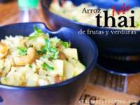 Arroz frito thai de frutas y verduras  