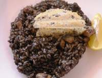   arroz negro con sepia y crujiente de parmesano