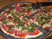   pizza de rucula y jamon serrano