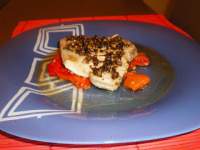   Lomo de atún sobre cama de pimientos asados