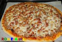   Pizza de carne picada con pasas, cebolla confitada y pimientos al ajillo