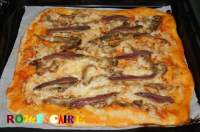   Pizza de berenjena y calçots con anchoas y miel