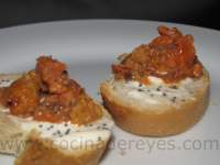 Canapés con huevas de erizo  