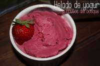   Helado de yogur y frutos del bosque
