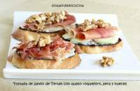   TOSTADA DE JAMÒN DE TERUEL CON QUESO ROQUEFORT, PERA Y NUECES