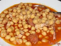 Garbanzos con costilla y panceta  