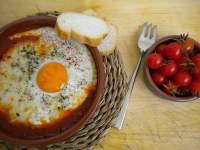   Queso provolone con salsa de tomate y huevo al horno