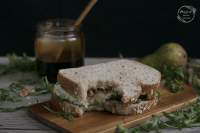 SÀNDWICH DE RÙCULA, QUESO GORGONZOLA, PERA, NUECES Y MIEL DE CAÑA #SÀNDWICHDEAUTOR  