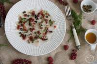 CARPACCIO DE BACALAO AHUMADO CON VINAGRETA DE FRUTOS ROJOS  