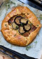   Galette de cebolla caramelizada, berenjena y queso de oveja