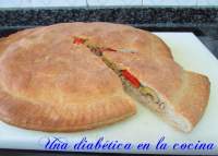   Empanada de atún, pimientos rojos asados y aceitunas verdes, con el conteo de las diferentes raciones aptas para diabetic@s