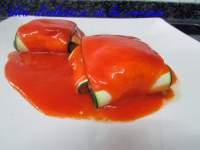   Raviolis de calabacín rellenos de merluza con salsa de tomate y pimientos asados.