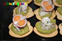   Canapés de boquerones con guacamole y mini hamburguesas con patatas