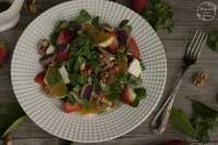 ENSALADA DE CANÒNIGOS, DE NARANJA Y FRESAS CON JAMÒN DE PATO  