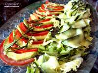 ENSALADA DE  CARPACCIO DE AGUACATE Y TOMATE CON PEPINO ALIÑADO  