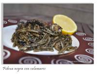   Fideua negra con calamares