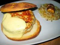  Hamburguesa de pollo y champiñones, con torta de arroz y queso,  en pan de mostaza