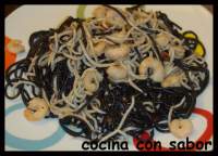   Espaguetis negros con gulas y gambitas
