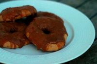 
Rosquillas de Patata Glaseadas con Salsa de Patata  