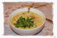   Sopa thai... de pollo, fideos, curry y leche de coco