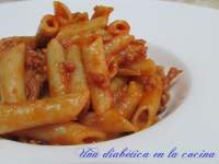   Macarrones con carne picada de ave y salsa de tomate