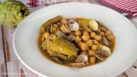 Potaje de garbanzos con alcachofas y almejas | Recetas de cocina fácil