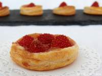   Tartaletas de hojaldre con fresas y naranja