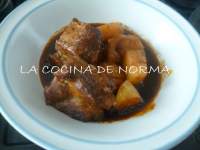   COSTILLA DE CERDO EN SALSA DE CHILE PASILLA CON PAPAS