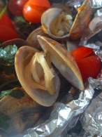 
ALMEJAS EN PAPILLOTE {CLAMS EN PAPILLOTE}
         