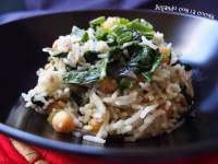   Arroz con garbanzos y espinacas en wok o sartén